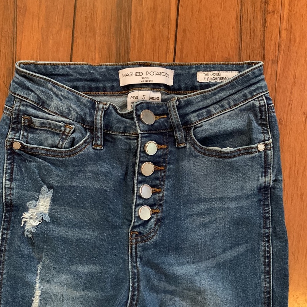Super cute mashed potatoes, denim jeans